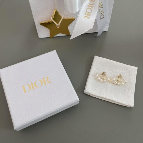 D fan shaped pearl earrings