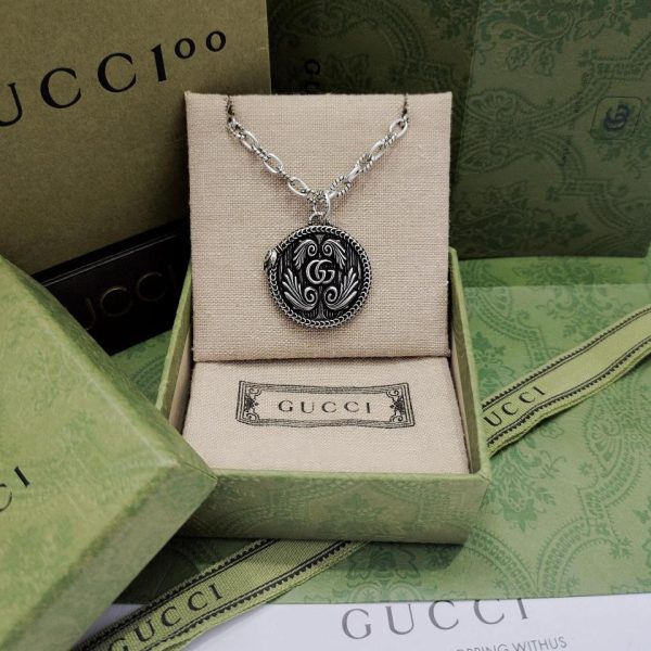 Gucci round pendant necklace