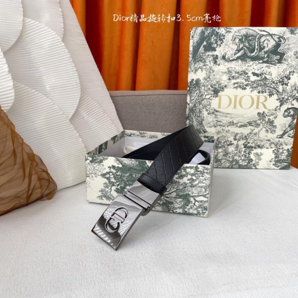 Dior's new men's model is 3.5cm wide
