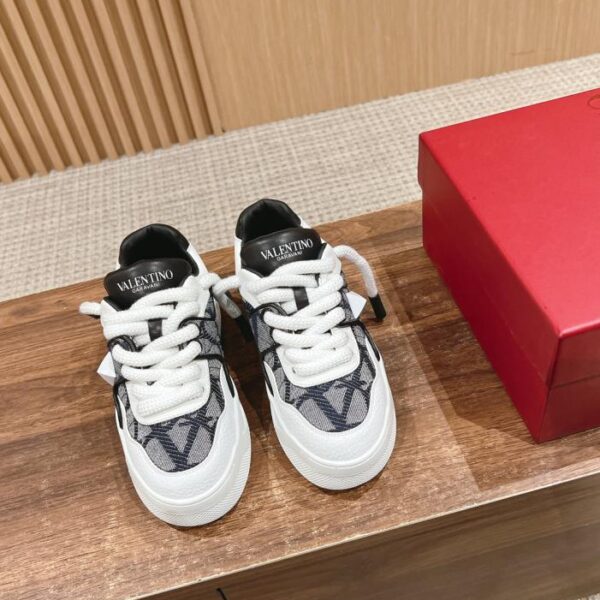 Piri Valentino's new erotic couple style ONESTUDXL low-cut sneakers with enlarged rivets