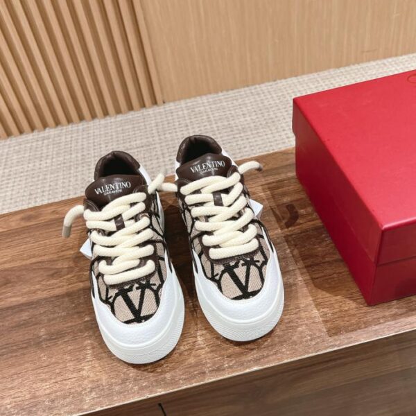 Piri Valentino's new erotic couple style ONESTUDXL low-cut sneakers with enlarged rivets