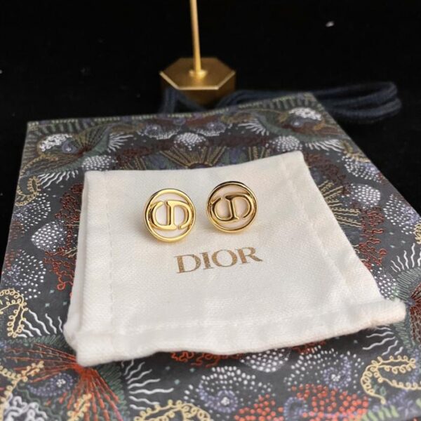 Dior's latest CD round white shell metal stud earrings (4CB6)
