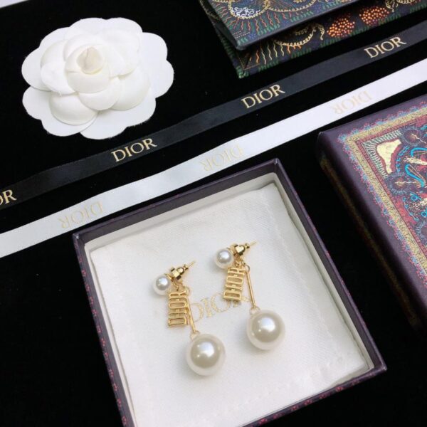 Dior Pearl Pendant Earrings Counter Consistent (89F5)