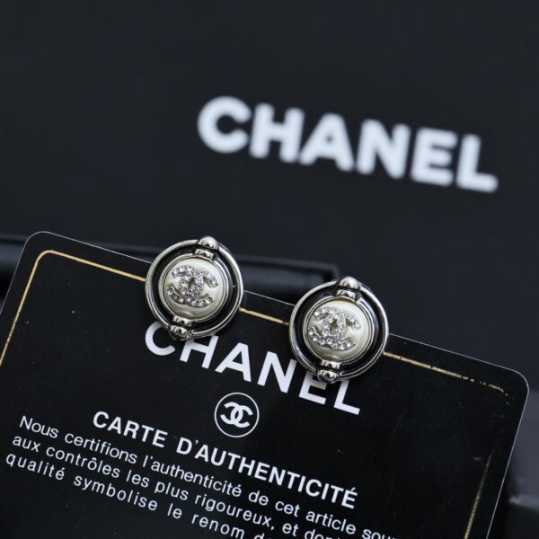 Chanel eye-catching small button earrings (E2A3)