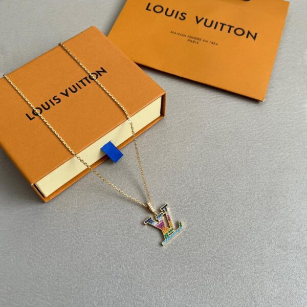 LV necklace, same material as the counter (EMPAV)