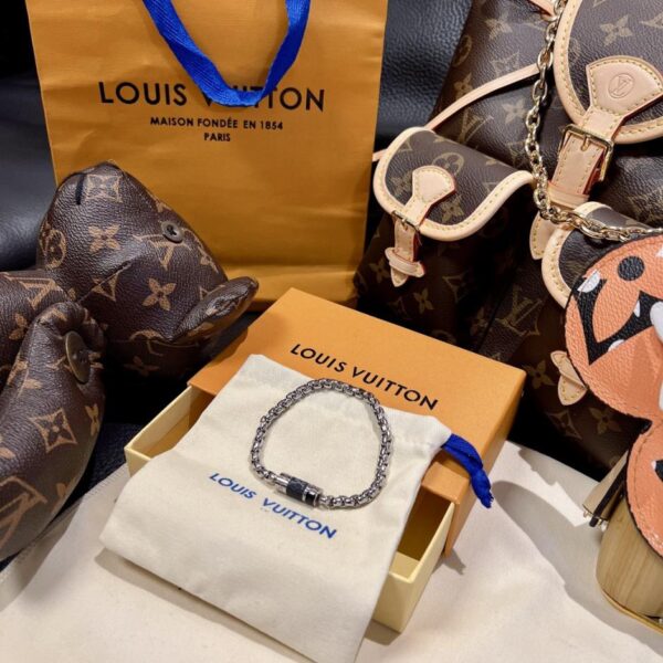 Louis Vuitton 𝐩𝐚𝐫𝐚𝐝𝐢𝐬𝐞 classic beaded lock bracelet (YRAQ5)