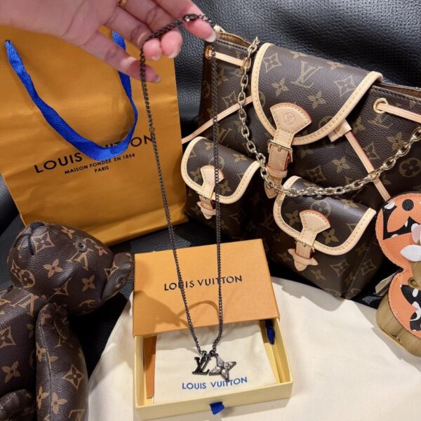 LouisVuitton flower cut counter synchronous hand-inlaid flower letter necklace (DPNTE)