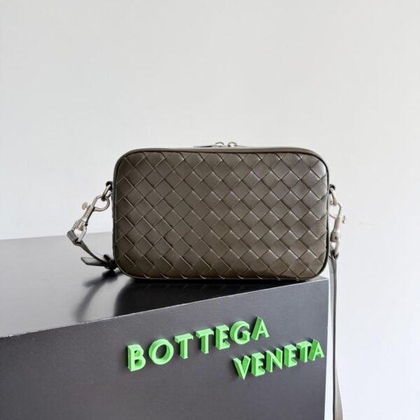 BOTTEGA VENETA SMALL INTRECCIATO WOVEN CAMERA BAG (NOS2D)