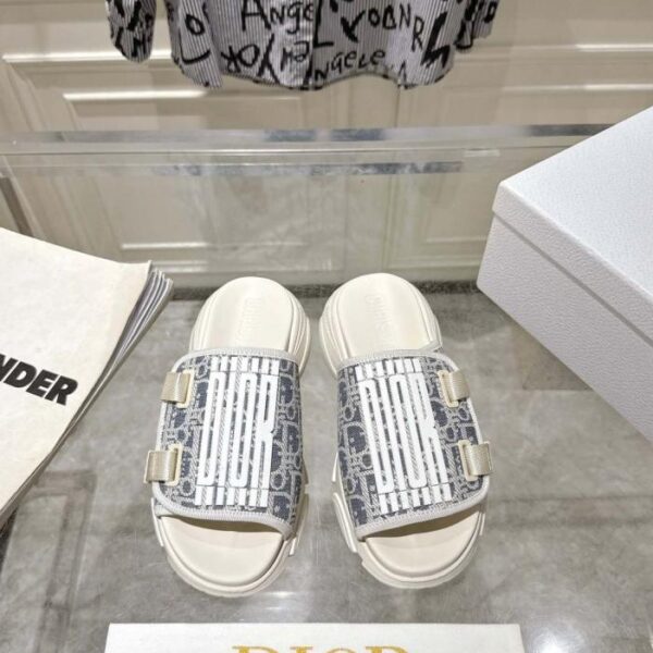 Dior's latest classic Velcro slippers (SU7JO)