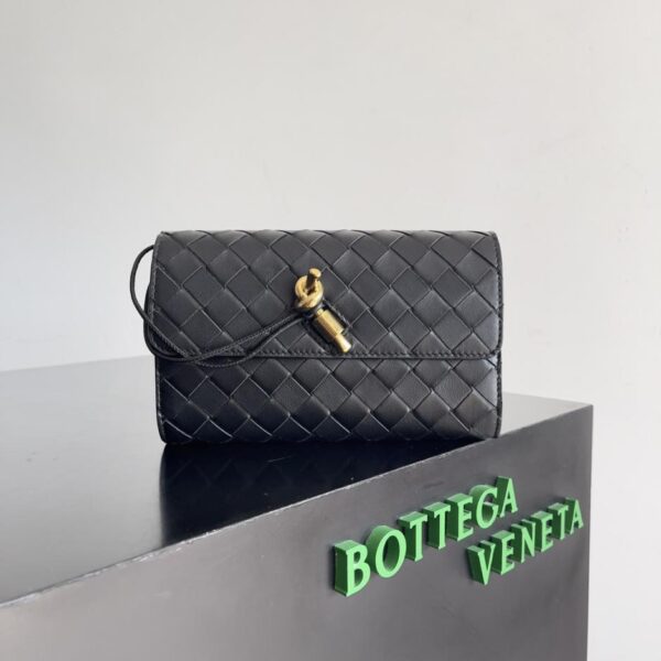 Bottega Veneta Andiamo Clutch Wallet (K6OAZ)