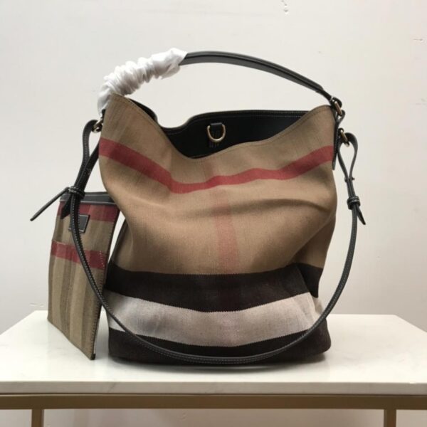 Burberry's iconic "The Ashby" bucket bag (JVS1N)