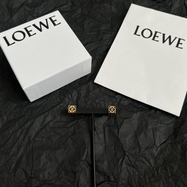 Loewe's new earrings Anagram wire-wrapped three-dimensional pendant with a ring-shaped buckle with a carved diamond buckle (4RV1E)