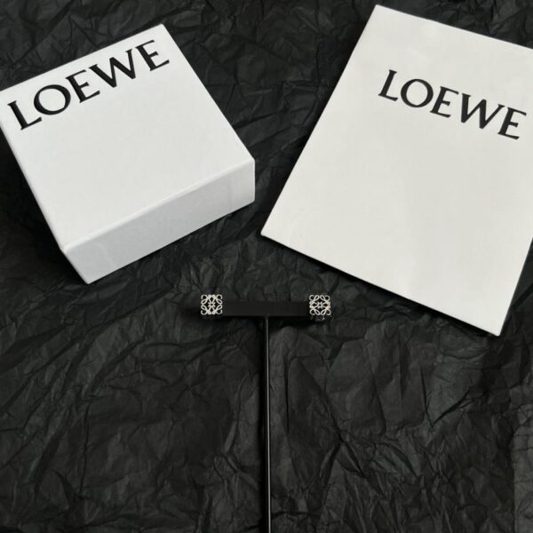 Loewe's new earrings Anagram wire-wrapped three-dimensional pendant with a ring-shaped buckle with a carved diamond buckle (I5MBY)