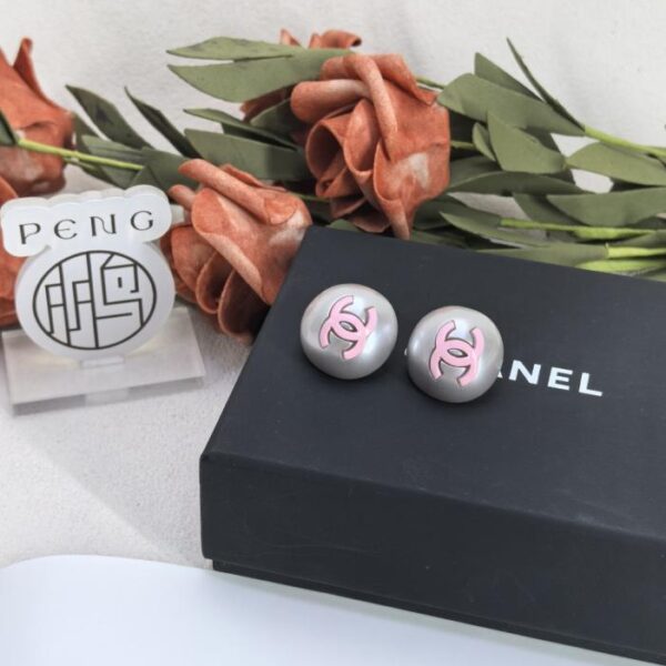 Counter version Chanel Double C enamel pearl buckle earrings pink version natural pearlescent resin pearls (28VUI)