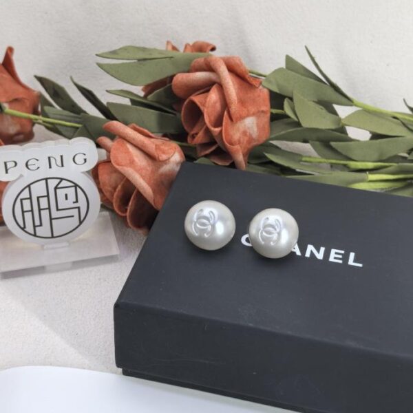 Counter version Chanel Double C enamel pearl buckle earrings Hollow version Natural pearlescent resin pearls (WQ9Y5)
