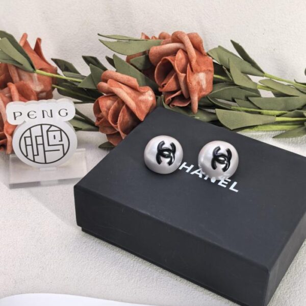 Counter version Chanel Double C enamel pearl buckle earrings Black version Natural pearlescent resin pearls Double C by enamel (9N2IN)
