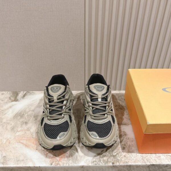 Dior's latest casual dad shoes (ZY2QP)