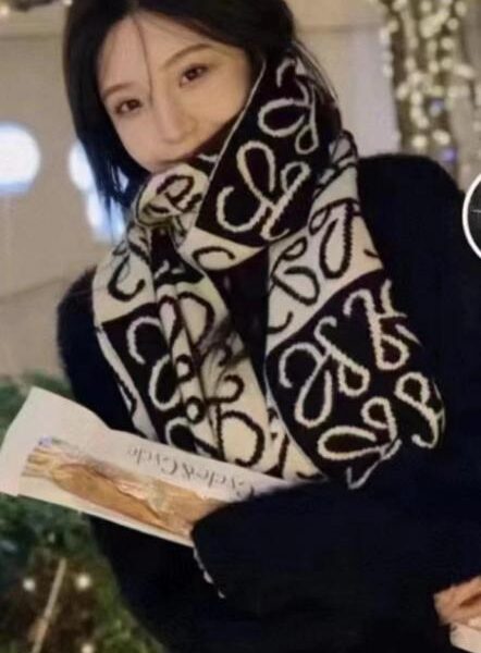 Loewe's new knitted scarf (YF3IY)