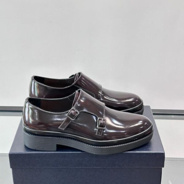 Counter / Prada double-buckle monk strap shoes are made of patent leather (9SH5L).