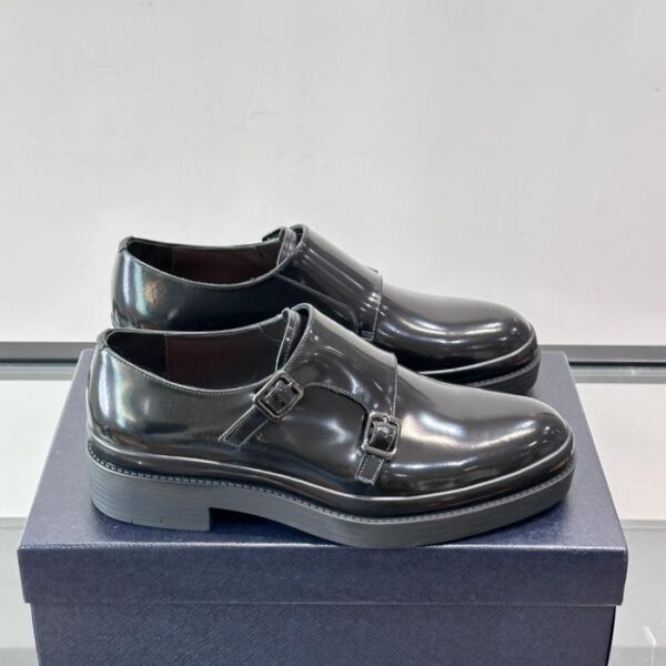 Counter / Prada double-buckle monk strap shoes are made of patent leather (FR864).